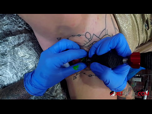 ❤️ Экстремально татуированная красотка Sully Savage сделала татуировку на клиторе ❤️ Порево на sfera-uslug39.ru ❌